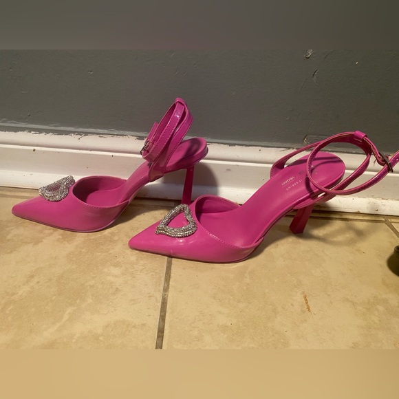 Pink vegan heels with a heart detail. Ankle strap closure. - Picture 2 of 5
